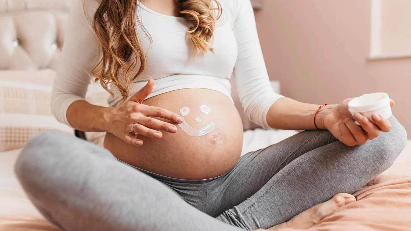 Embarazada con las manos en la barriga
