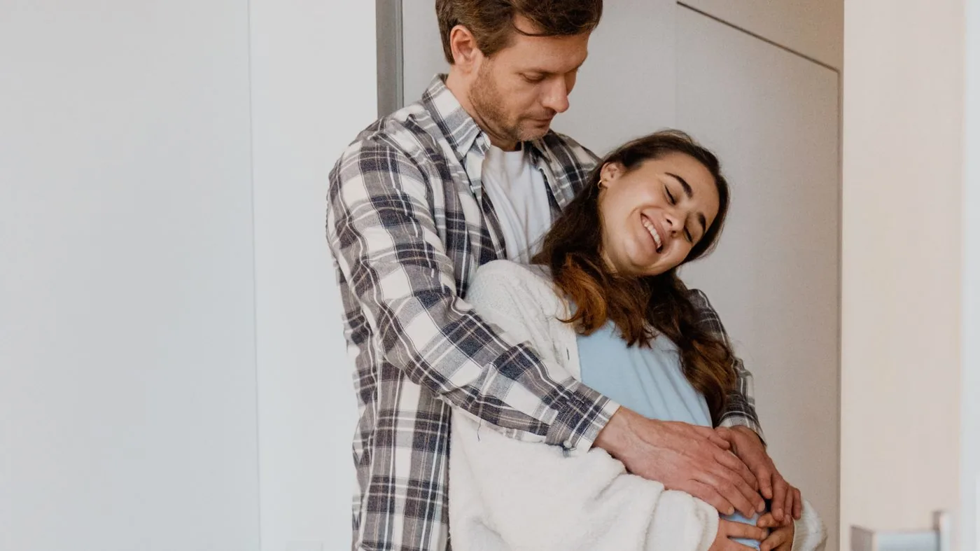 Pareja acompañando el embarazo
